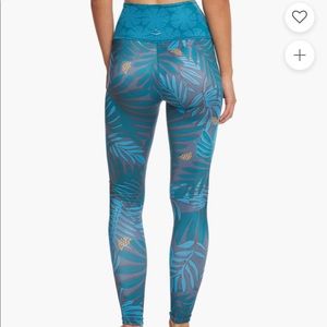 Justina Blakely x Beyond Yoga “Jungalow” Leggings - small